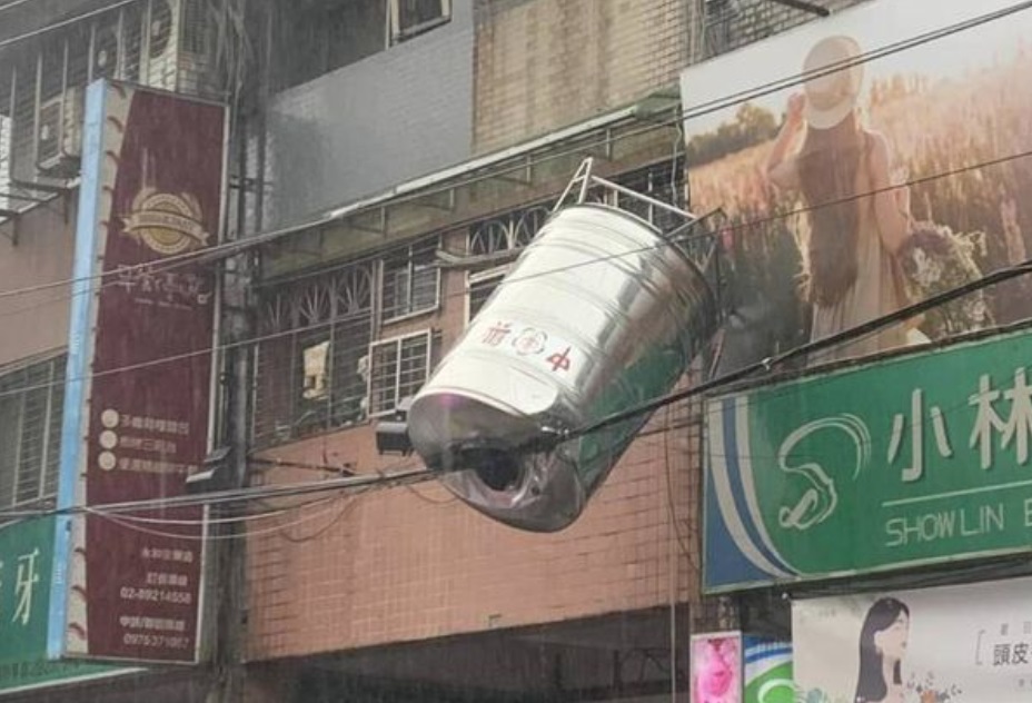 大雨擊落水塔。（圖／翻攝自臉書我是永和人）