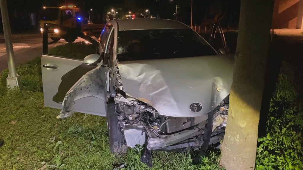 北市男子肇逃飆車沿途撞壞機車，撞上台大路樹遭逮。（圖／中天新聞）