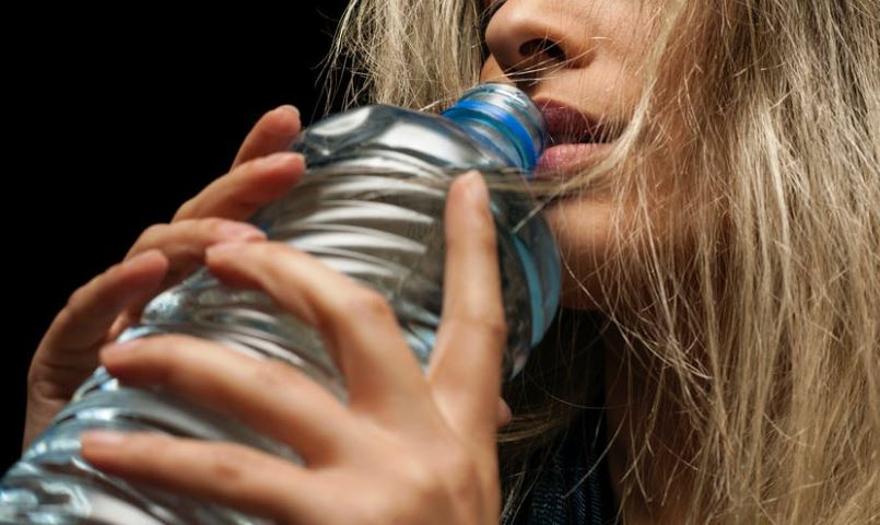 醫師指出1累人飲水過多恐釀健康危機。（圖／示意圖／翻攝自Pexels）