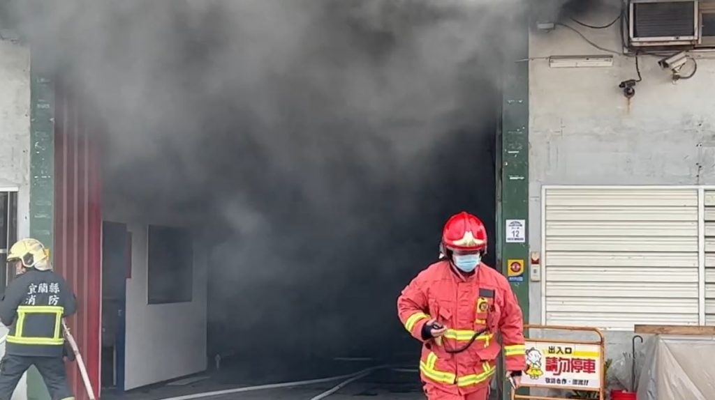 宜蘭五結一間建築材料行火警。（圖／中天新聞）