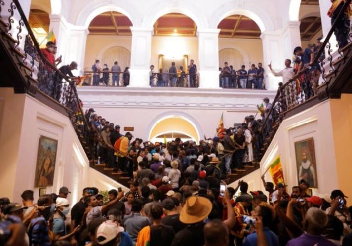 示威群眾闖官邸， 斯里蘭卡總統宣布辭職。（圖／翻攝自Twitter／@MostafaMe4）