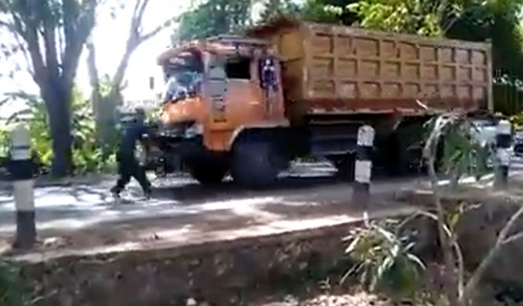 印尼1名嫩弟為了蹭流量，竟上演「死亡天使」挑戰，慘遭砂石車輾斃。（圖／翻攝自推特）