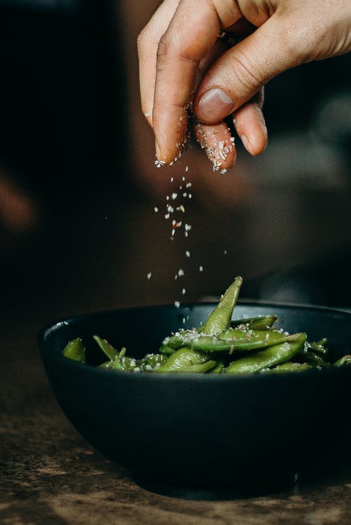 日常飲食幾乎都會添加鹽巴，但其中的輻射含量令人擔憂。（示意圖 ／取自pexels）