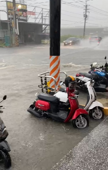 燕巢區安招路、安林路等路段，積水最深處達約20公分。（圖／翻攝畫面）