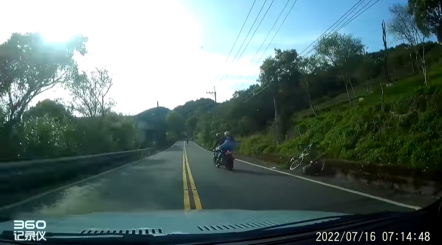噴飛後再重摔在地。（圖／北宜公路幹譙版）