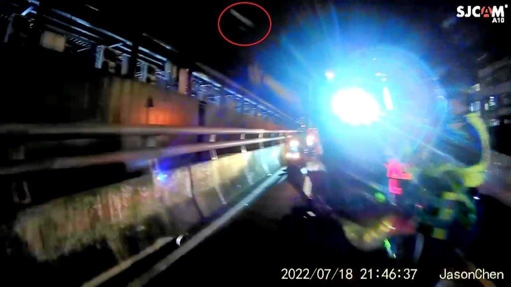 男子丟棄毒品到橋下被警方密錄器拍下。(圖/警方提供)