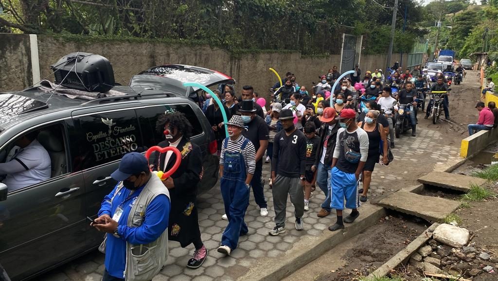 在得知喬瑟琳與尼爾森身亡後,當地民眾群起走上街頭,替2人默哀。(圖/翻攝自推特)