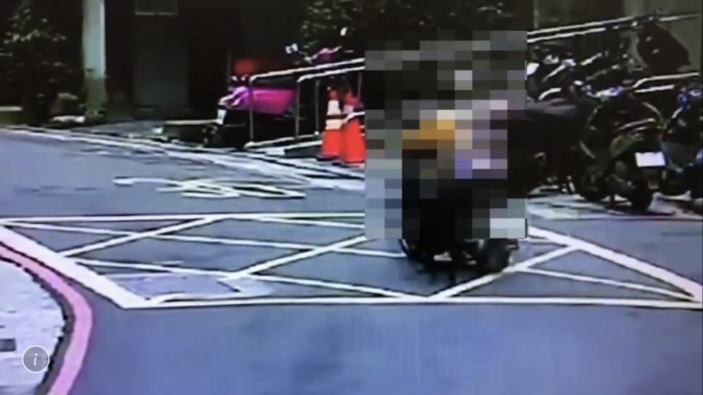 詹姓母女因騎車被黑狗狂追氣得向警方報案。警方提供