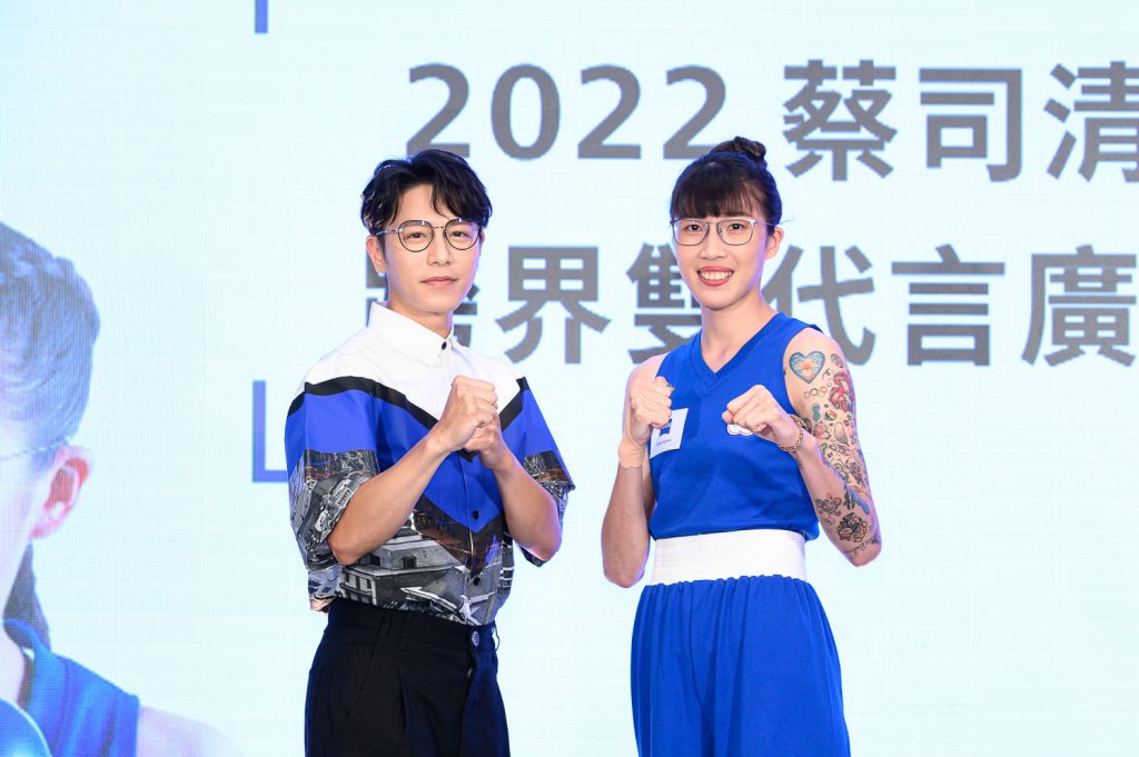 韋禮安和奧運拳擊銅牌黃筱雯一起出席「蔡司清鋭MAX鏡片」代言記者會。（圖／蔡司台灣提供）