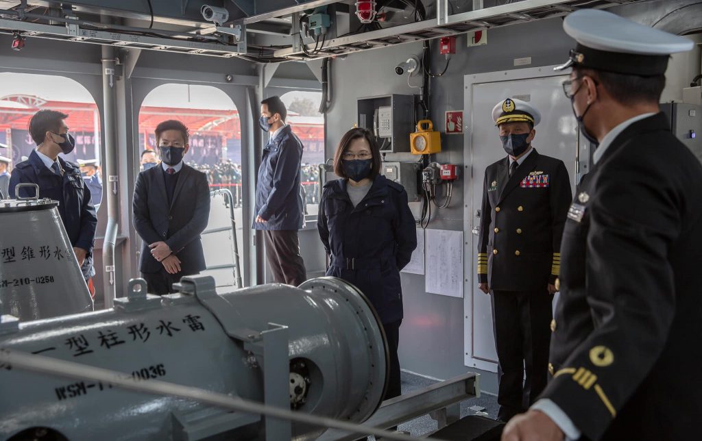 蔡英文總統登上海軍艦艇。（圖／蔡英文臉書）