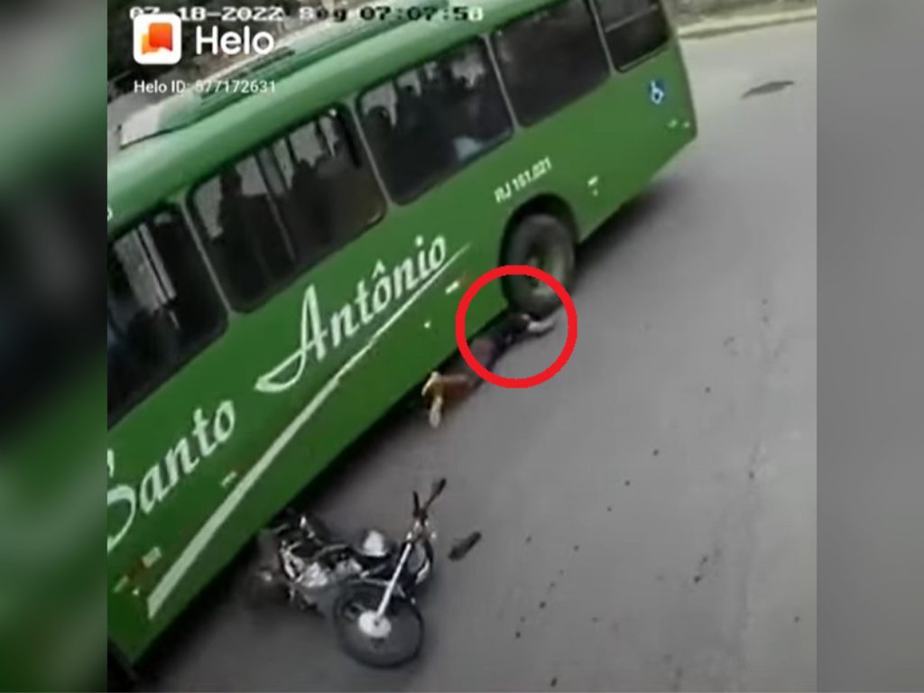 巴西一名男騎士摔車後險些被爆頭，全因「安全帽」搶回一命！（圖／YouTube）