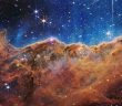 美國NASA釋出韋伯太空望遠鏡次批影像，包括「船底座星雲」一個名為NGC 3324恆星形成區域中的「山脈」和「山谷」，這座「宇宙懸崖」距離地球7600光年。（圖／取自facebook.com/NASAGoddard）