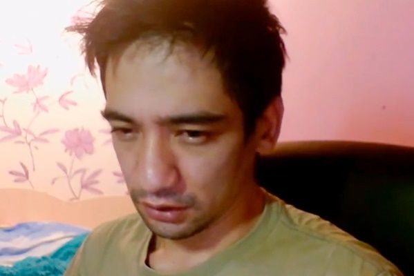 31歲網紅瓦列夫因和前妻離婚,開直播刻意被毒蛇咬傷,最後不治身亡。(圖/翻攝自YouTube)