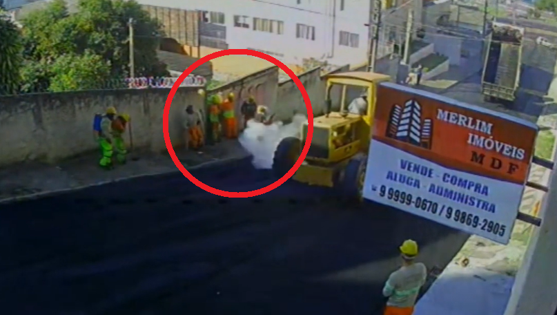 一名工人竟遭鋪路機輪胎框砸中致死!(圖/翻攝自推特)
