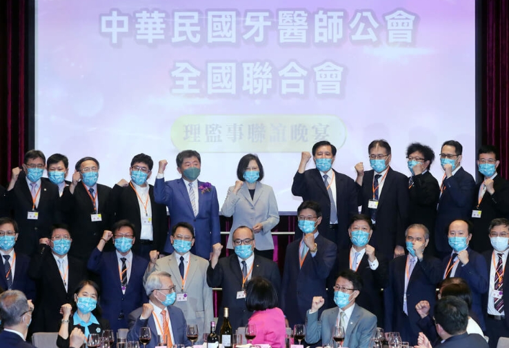 總統蔡英文(後中)、民進黨台北市長參選人陳時中(後左5)30日晚間在台北同台出席牙醫師公會全國聯合會理監事聯誼晚宴,與會者現場高喊「凍蒜」等口號,為陳時中加油。中央社