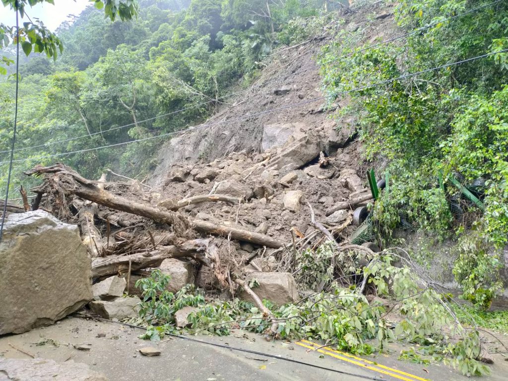 南庄山壁崩塌造成路過車輛遭砸毀。（圖／中天新聞）