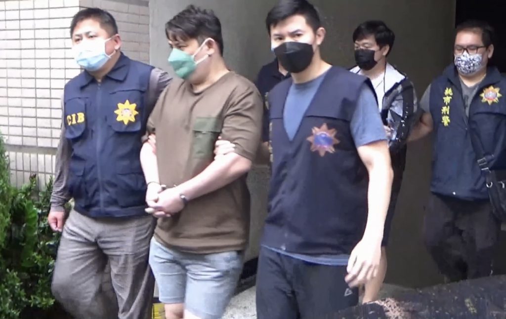 警方逮捕詐騙集團成員移送法辦。(圖/警方提供)