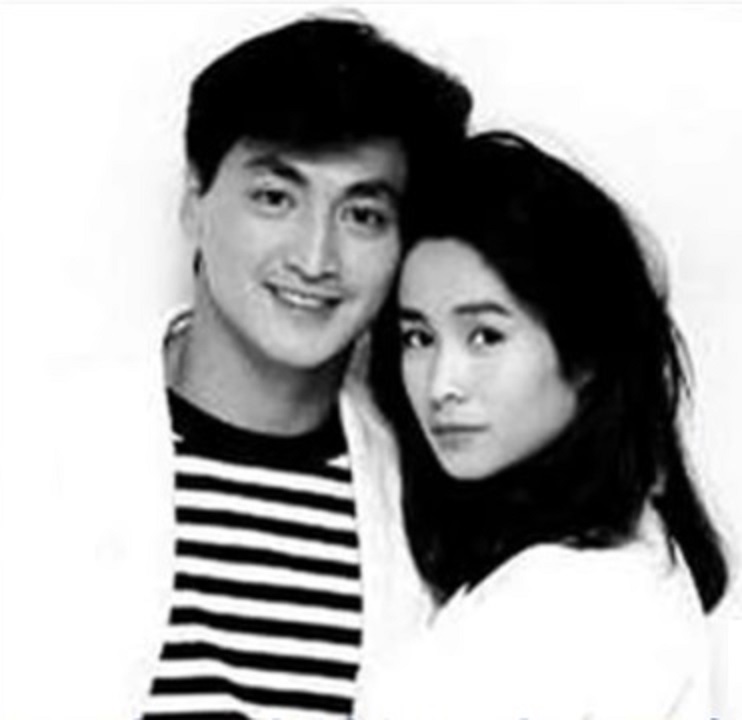  何家勁與高金素梅告同出演電視劇《不了情》，1992年又在電視劇《緣》擦出火花，雙方也因此愛上對方 。（圖／截自中天新聞） 