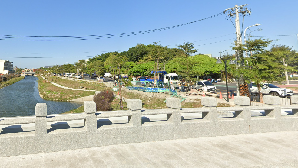 彰化一名男子前往舊路港溪親水廊道,結果卻慘摔昏厥。(圖/翻攝自Google Maps)