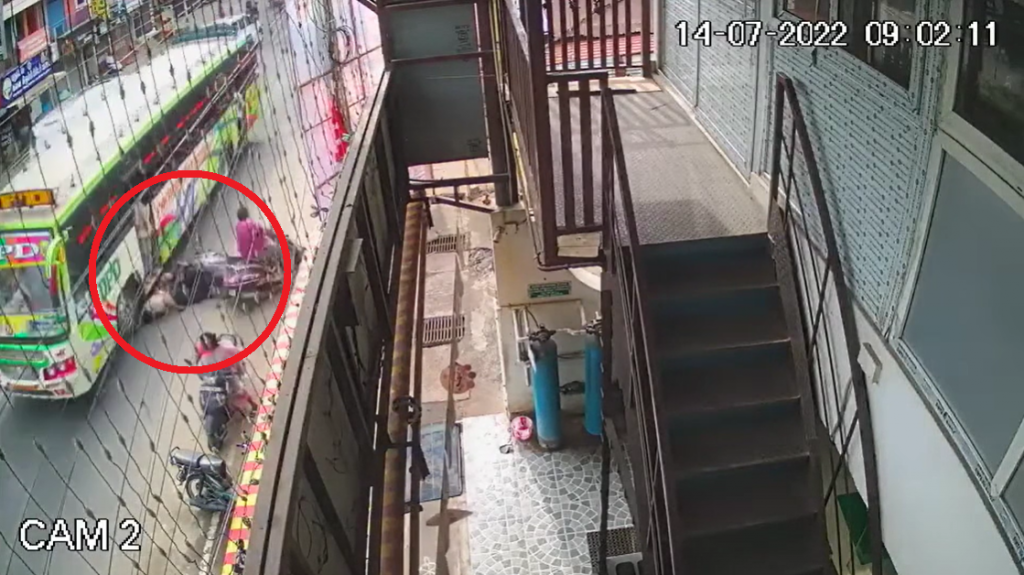 印度一名父親為了閃避逆向車輛不慎摔車,結果後座兒子竟慘遭公車巨輪輾斃身亡!(圖/翻攝自推特)