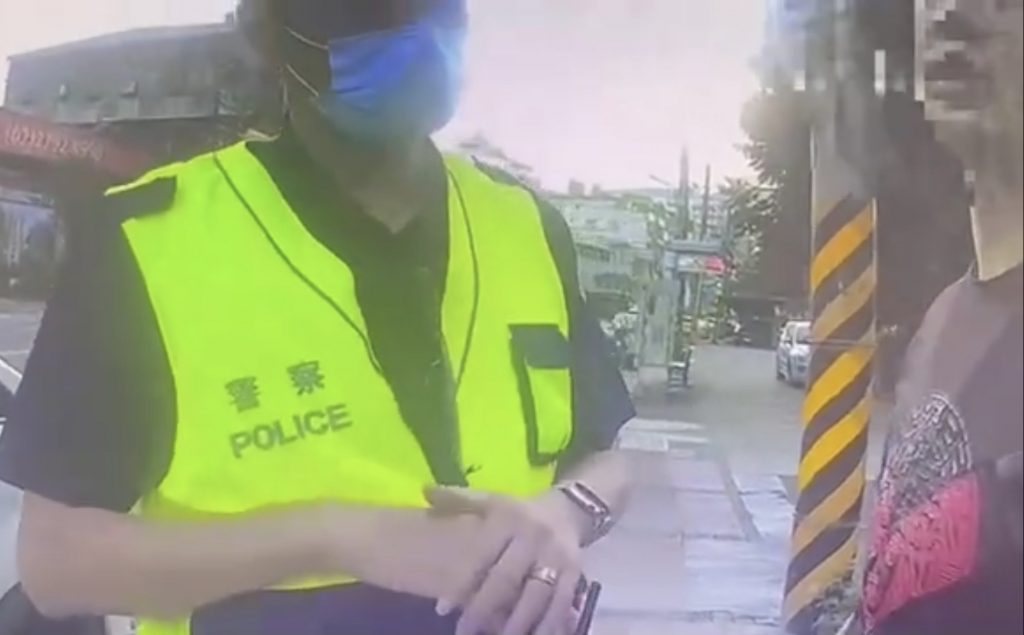 簡姓通緝犯遇警盤查。(圖/警方提供)