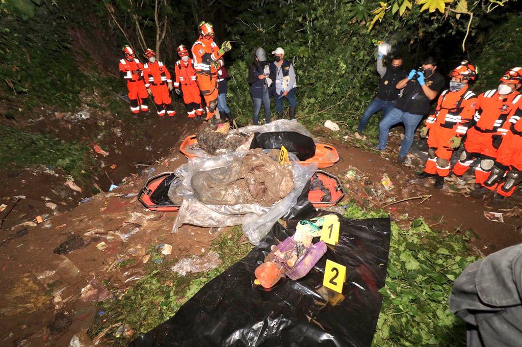 瓜地馬拉1對小丑夫婦在監獄表演完後失蹤52天,當2人被發現時卻陳屍墓地。(圖/翻攝自推特)