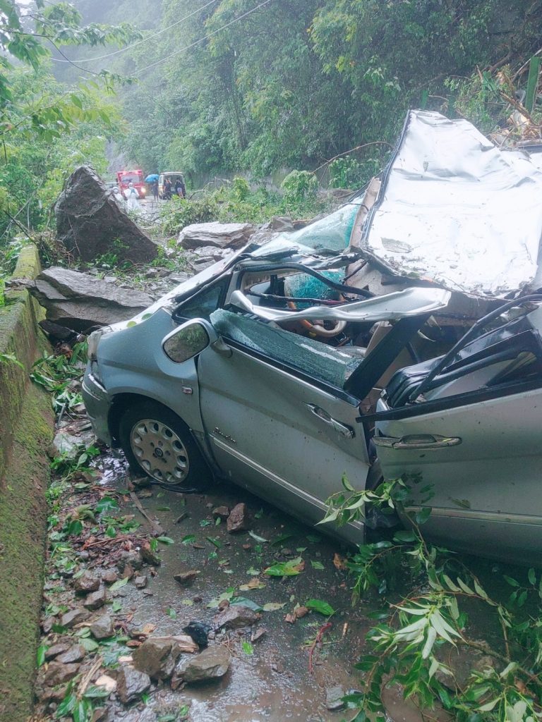 南庄山壁崩塌造成路過車輛遭砸毀。（圖／中天新聞）