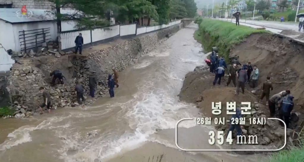 北韓降下致災性暴雨。（圖／截自推特）