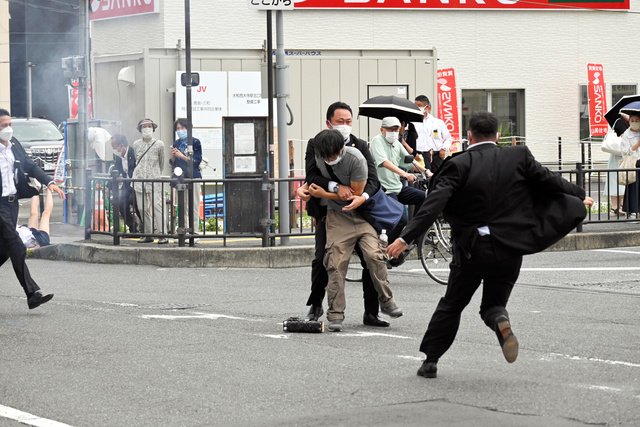 兇嫌朝著安倍晉三開槍後，當場遭警方逮捕！（圖／翻攝自推特／@guma_bear）