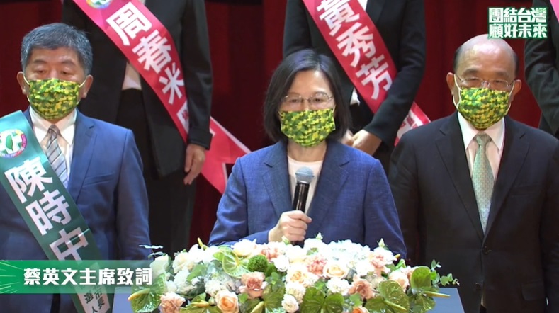  身兼民進黨主席的總統蔡英文（中）致詞，背後站有台北市長參選人陳時中（左），及行政院長蘇貞昌（右）。（圖／截自蔡英文臉書直播）