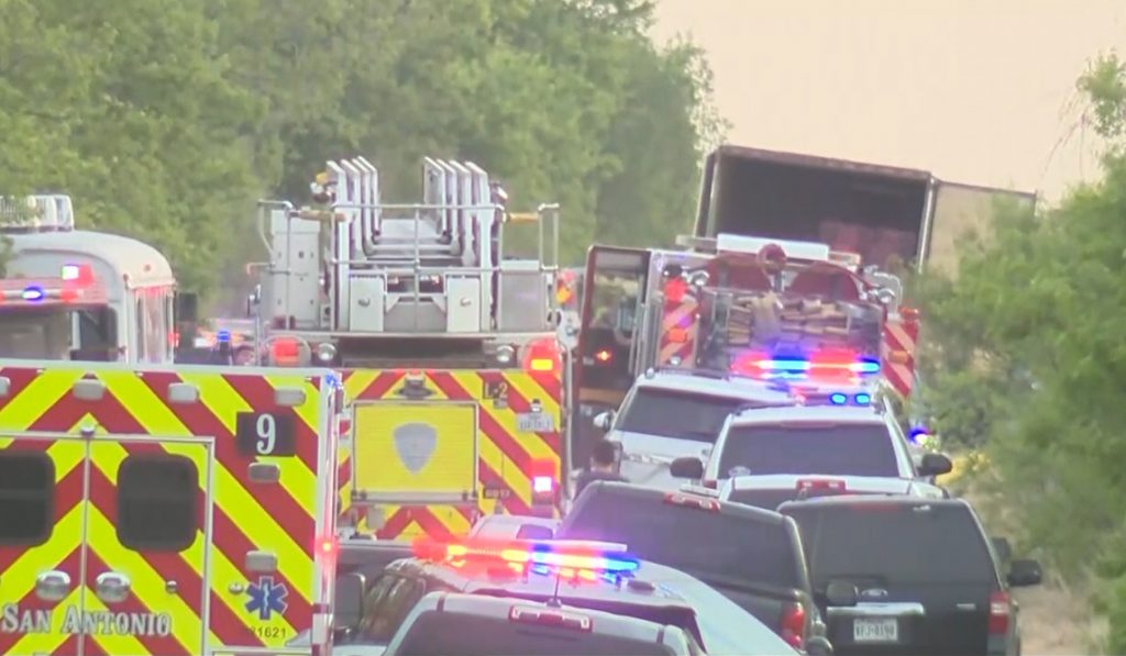  美國德州上週發生貨櫃車內悶死53名非法移民的事件。（圖／美聯社）