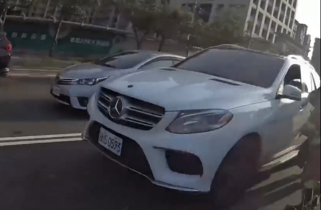 男子酒駕在車上睡著車停在馬路上。（圖/警方提供）