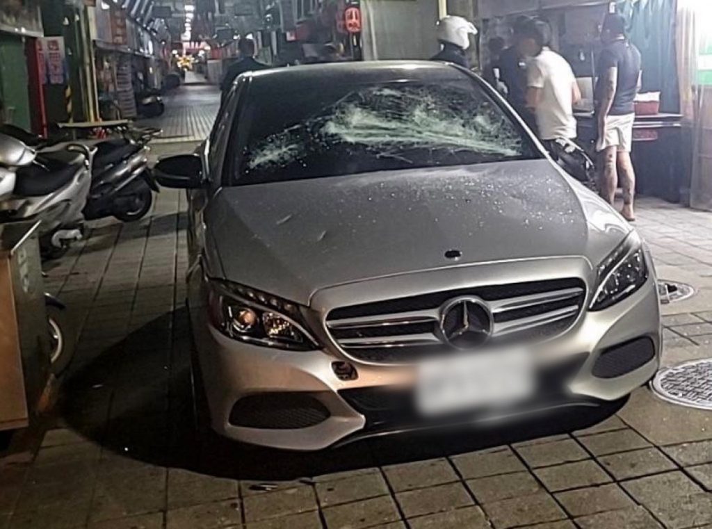 糗翻了 約談朋友撂人助陣衝現場見車就砸結果gg了