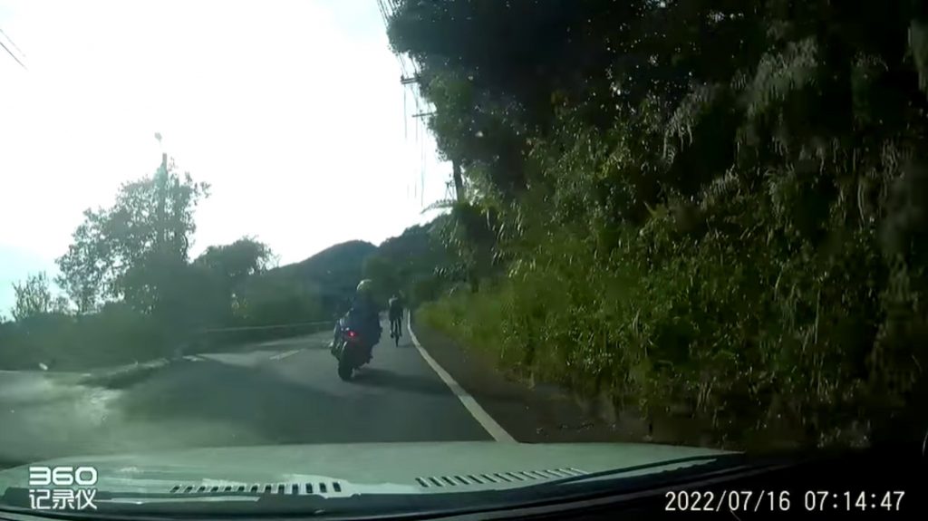 在逆光下，騎士重心偏移，直直撞上腳踏車騎士。（圖／北宜公路幹譙版）