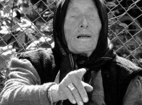 被稱作「巴爾幹半島的諾斯特拉達姆士」的盲眼龍婆Baba Vanga。（圖／翻攝自Twitter／@hedosapiens）