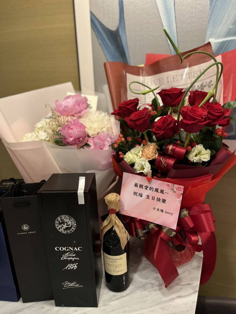 陳美鳳曬出各界送上的生日禮物。(圖/民視提供)
