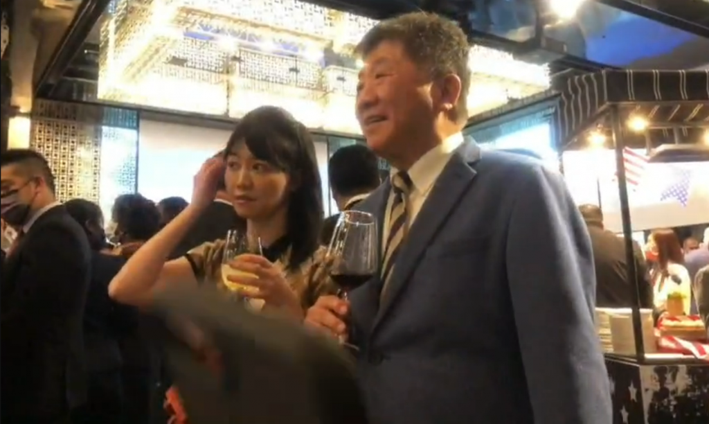 美國在台協會(AIT)今(21日)舉行獨立紀念日246周年慶祝酒會,民進黨台北市長參選人陳時中、立委高嘉瑜獲邀出席。(圖/中天新聞提供)