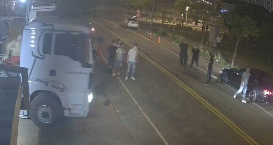 陳嫌旗下小弟到工地圍堵砂石車。（圖/翻攝畫面）
