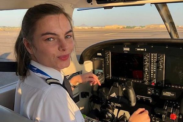 英國21歲美女實習機師在參加檢定時被蚊蟲叮咬而死亡。 （圖／翻攝自臉書）