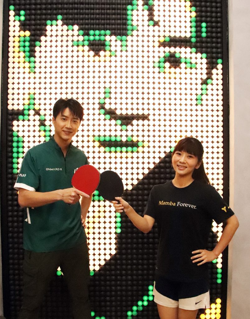 江宏傑(左)稱讚《MOMO瘋運動》主持人李艾純桌球技巧穩定。（圖／MOMOTV提供）