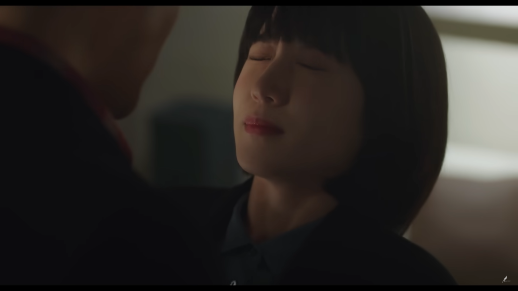 禹英禑在李濬浩緩緩靠近時，緊張地握緊拳頭、閉上眼睛。（圖／翻攝自ASTORY YouTube）