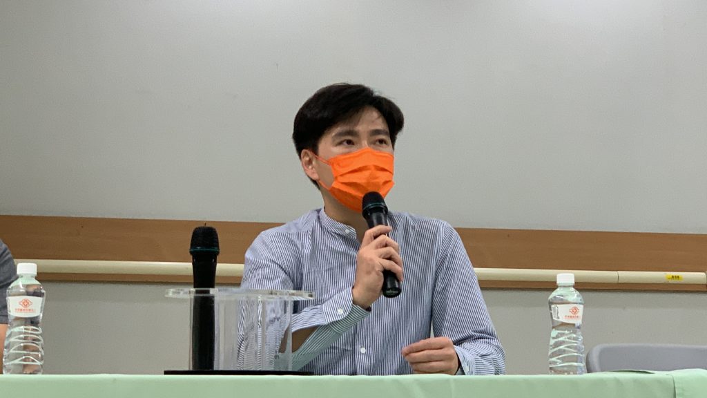 林志穎弟弟林志鑫(右)與經紀人說明。(圖/塗豐駿攝)