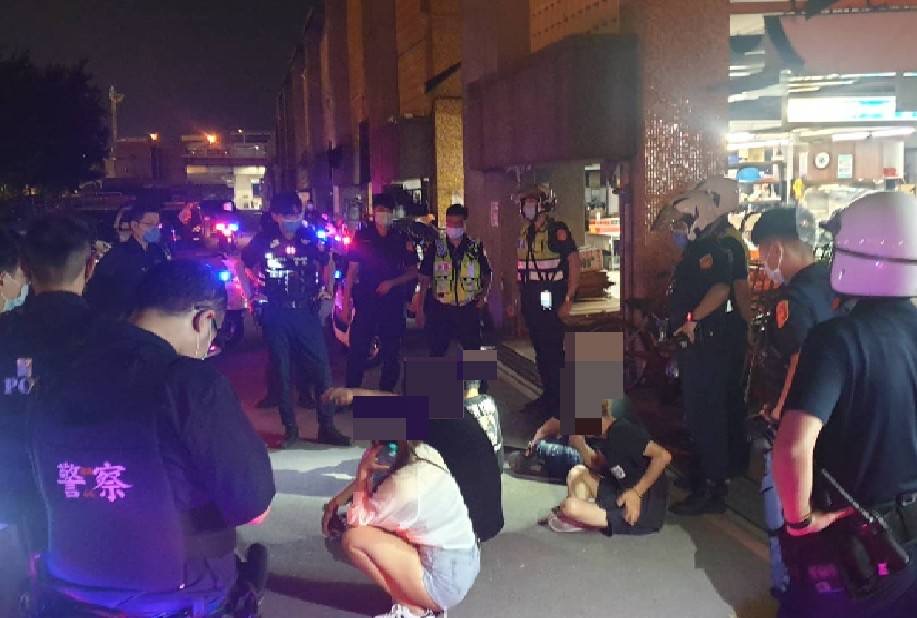 警方及時追捕涉案5人到案。(圖/翻攝畫面)