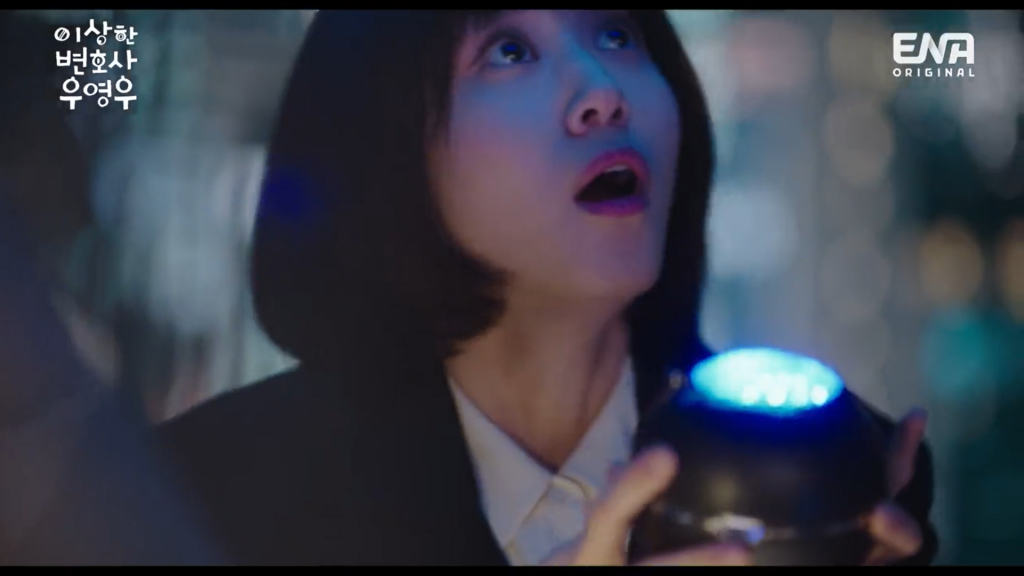 禮盒裡頭裝著的是夜光燈。（圖／翻攝自推特）