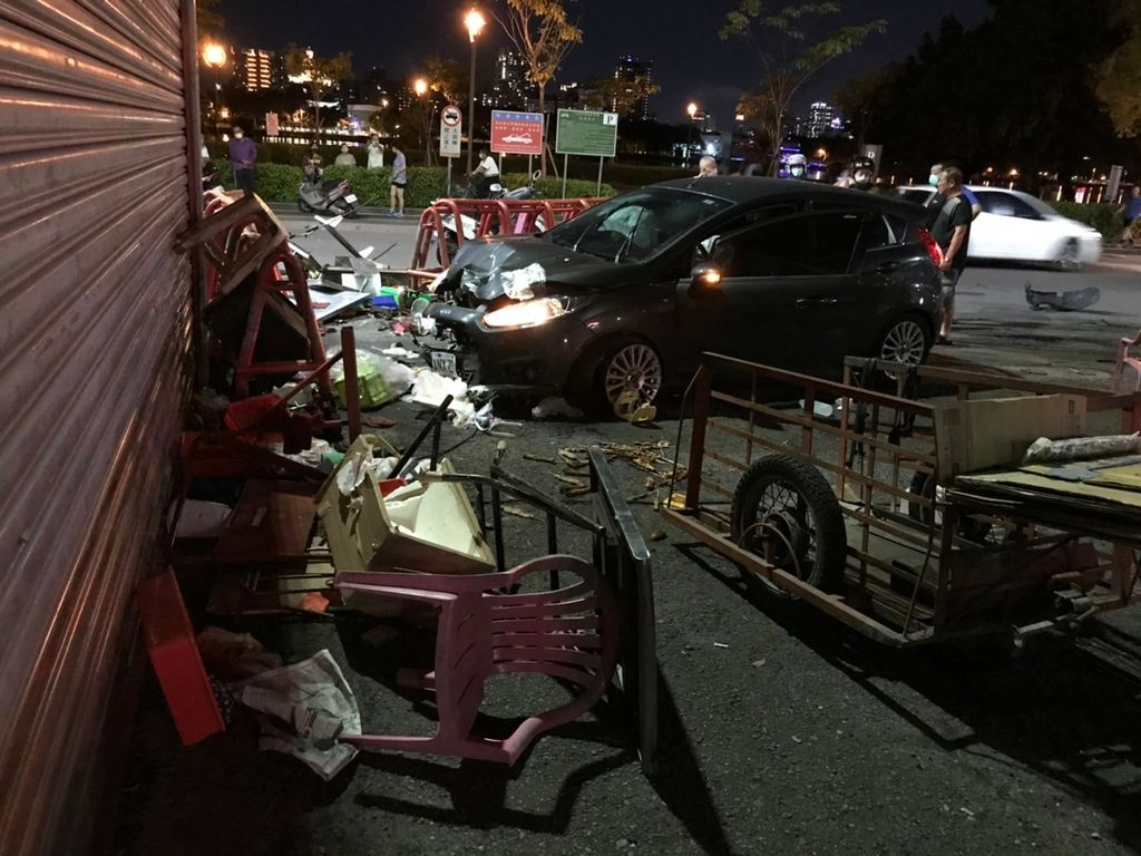 黃男與機車擦撞後誤踩剎車,直接衝向廟門口撞倒欄杆。(圖/民眾提供)