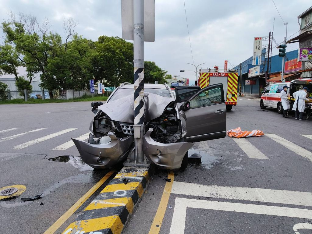 嘉義發生車輛自撞分隔島事故。(圖/嘉義縣消防局提供)
