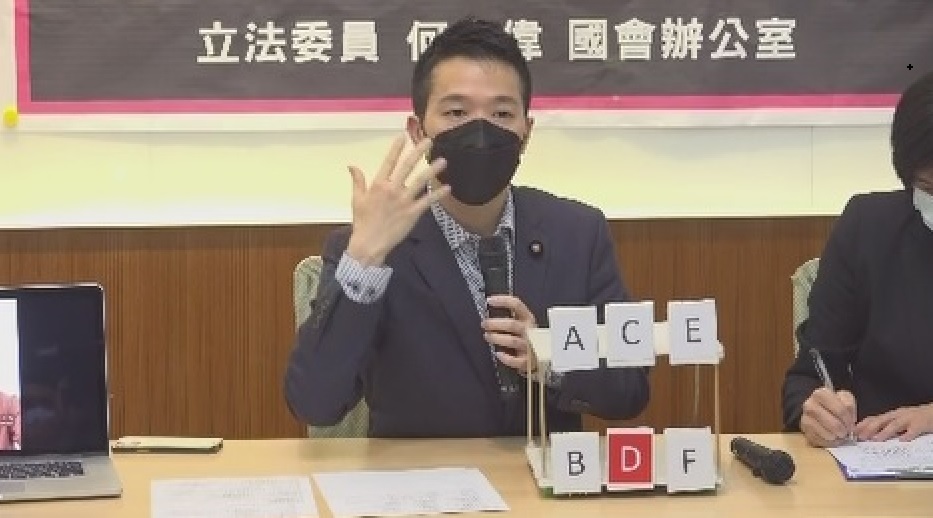 立委何志偉爆金六結新訓中心爆半數新兵確診(攝自中天新聞)