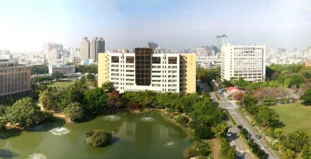 國立中興大學上榜全台20年間學費升幅最大的10所大學。(圖/翻攝自Dcard)