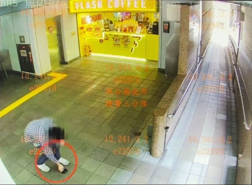 男子撿起皮夾佔為己有。(圖/警方提供)