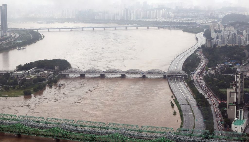 南韓氣象廳表示，首都圈8日的單日降雨量創下了115年新高。（圖／美聯社）